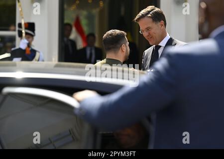 La Haye, pays-Bas. 04th mai 2023. Le président ukrainien Volodymyr Zelensky est accueilli par le Premier ministre néerlandais Mark Rutte avant une réunion sur la situation en Ukraine et le soutien européen au pays, à la Haye, aux pays-Bas, le jeudi 04 mai 2023. Il y a plus d'un an, la Russie a commencé une invasion et une guerre en Ukraine. BELGA PHOTO DIRK WAEM crédit: Belga News Agency/Alay Live News Banque D'Images
