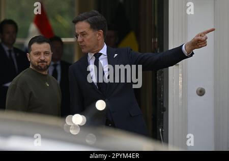 La Haye, pays-Bas. 04th mai 2023. Le président ukrainien Volodymyr Zelensky est accueilli par le Premier ministre néerlandais Mark Rutte avant une réunion sur la situation en Ukraine et le soutien européen au pays, à la Haye, aux pays-Bas, le jeudi 04 mai 2023. Il y a plus d'un an, la Russie a commencé une invasion et une guerre en Ukraine. BELGA PHOTO DIRK WAEM crédit: Belga News Agency/Alay Live News Banque D'Images