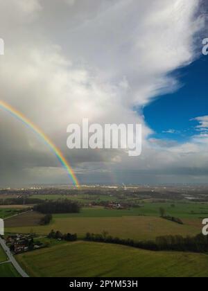 Une vue aérienne stupéfiante d'un arc-en-ciel éclatant qui s'enorne sur une campagne verdoyante et luxuriante Banque D'Images