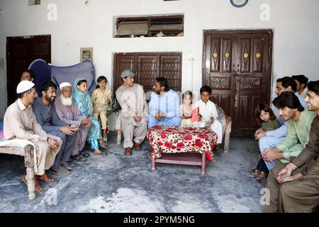 Swabi, Swabi du Pakistan. 3rd mai 2023. Nasrullah Khan, un pakistanais évacué par un navire de la marine chinoise du Soudan, rencontre ses amis et sa famille chez lui dans le Swabi, dans le nord-ouest du Pakistan, sur 3 mai 2023. Khan, un mécanicien pakistanais de 42 ans qui a travaillé au Soudan, a connu la vraie adversité de la vie pour la première fois depuis sa naissance lorsqu'il était assis angoissé et péneux à Port Soudan ces derniers jours. POUR ALLER AVEC "Feature: Navire de la marine chinoise sauve les Pakistanais de la situation désespérée au Soudan" crédit: Ahmad Kamal/Xinhua/Alay Live News Banque D'Images