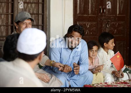 Swabi, Swabi du Pakistan. 3rd mai 2023. Nasrullah Khan, un pakistanais évacué par un navire de la marine chinoise du Soudan, discute avec ses amis chez lui dans le Swabi, dans le nord-ouest du Pakistan, sur 3 mai 2023. Khan, un mécanicien pakistanais de 42 ans qui a travaillé au Soudan, a connu la vraie adversité de la vie pour la première fois depuis sa naissance lorsqu'il était assis angoissé et péneux à Port Soudan ces derniers jours. POUR ALLER AVEC "Feature: Navire de la marine chinoise sauve les Pakistanais de la situation désespérée au Soudan" crédit: Ahmad Kamal/Xinhua/Alay Live News Banque D'Images