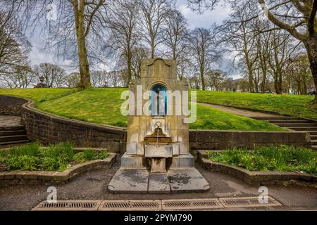 Le puits de St Ann avec les “pistes” en arrière-plan, Buxton, Derbyshire, Angleterre Banque D'Images