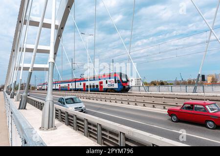 Novi Sad, Serbie - 13 avril 2023: Train à grande vitesse Soko sur le pont de Zezelj au-dessus du pont du Danube. Ce train relie Belgrade et Novi Sad et CAN Banque D'Images