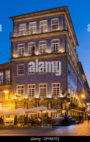 Célèbre café Brasileira illuminé au coucher du soleil, Braga, Minho, Portugal Banque D'Images