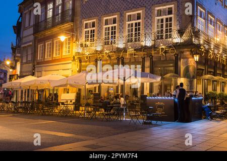 Célèbre café Brasileira illuminé au coucher du soleil, Braga, Minho, Portugal Banque D'Images