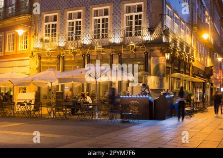 Célèbre café Brasileira illuminé au coucher du soleil, Braga, Minho, Portugal Banque D'Images