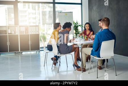 Aucun d'entre nous n'est aussi intelligent que nous tous. un groupe de collègues ayant une réunion de bureau ensemble. Banque D'Images