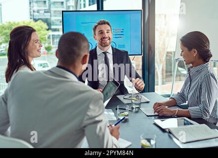 Imaginez que nous sommes l'une des entreprises les plus prospères. un groupe d'hommes d'affaires ayant une réunion dans la salle de conférence. Banque D'Images