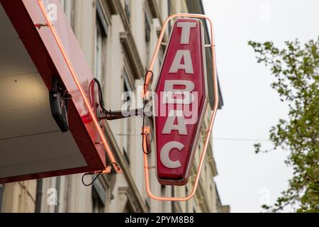 Bordeaux , Aquitaine France - 04 20 2023 : tabac logo français marque et signe texte façade mur entrée magasin tabac en france Banque D'Images