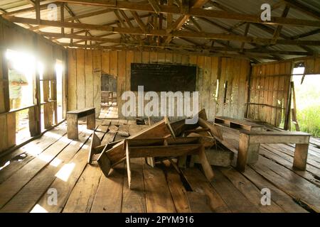 Etat d'Ondo, Nigeria - 2 mai 2023 - Etat d'Ondo, Nigeria - 2 mai 2023 - Une salle de classe délabrée à Abereke dans la communauté d'Ilaje de l'Etat d'Ondo. Banque D'Images