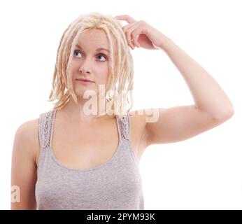 jeune femme avec des dreadlocks blonds pensant et regardant vers le haut Banque D'Images