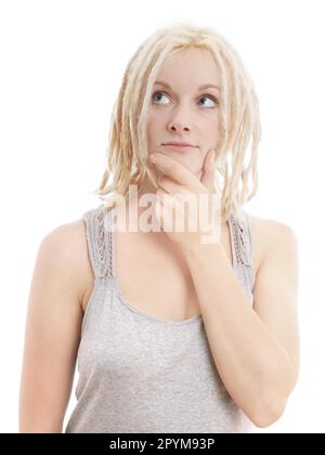 jeune femme avec des dreadlocks blonds pensant et regardant vers le haut Banque D'Images