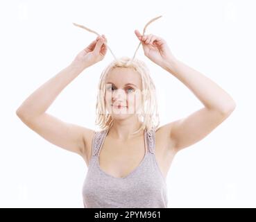 zany jeune femme se moquant avec ses dreadlocks blonds, isolés sur blanc Banque D'Images