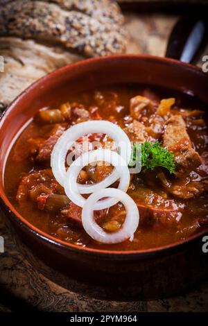 Copieuse soupe de goulash - cuisine traditionnelle hongroise Banque D'Images