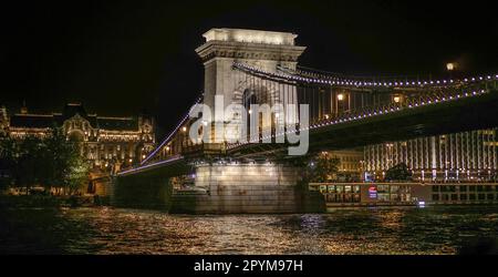 Pont des Chaînes illuminé la nuit à Budapest Banque D'Images