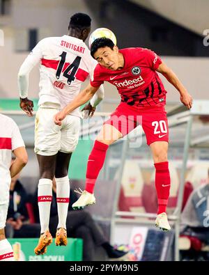 Stuttgart, Allemagne. 03rd mai 2023. Makoto HASEBE, FRA 20 concurrence pour le ballon, s'attaquer, duel, header, zweikampf, Action, lutte contre Silas Katompa Mvumpa, VFB 14 dans le match VFB STUTTGART - EINTRACHT FRANCFORT 2-3 DFB-Pokal, coupe de football allemande, demi-finale sur 03 mai 2023 à Stuttgart, Allemagne. Crédit saison 2022/2023 : Peter Schatz/Alay Live News Banque D'Images