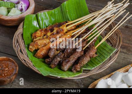 Poulet grillé et satay de bœuf mangé avec de la sauce aux arachides est célèbre malaisien et indonésien plats locaux Banque D'Images