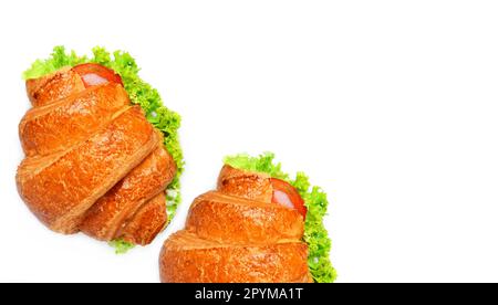Sandwich croissant croustillant hors-d'œuvre plats cuisinés vue de dessus sur fond blanc. Modèle de maquette de menu de boulangerie française. Banque D'Images