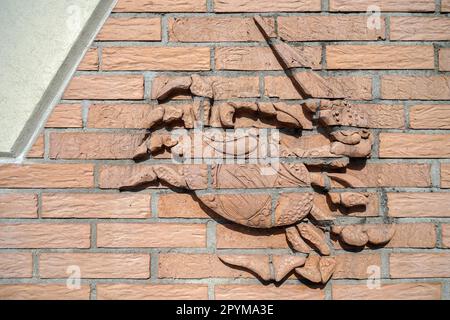 L'allégement du crabe sur le mur à l'extérieur du zoo de Berlin Banque D'Images