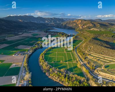 Vue aérienne du réservoir de Sant Llorenç de Montgai et des environs de Camarasa et de la chaîne de montagnes du Mont-roig (Lleida, Catalogne, Espagne) Banque D'Images