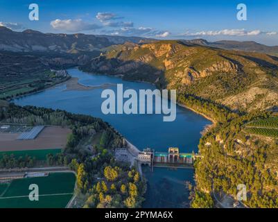 Vue aérienne du réservoir de Sant Llorenç de Montgai et des environs de Camarasa et de la chaîne de montagnes du Mont-roig (Lleida, Catalogne, Espagne) Banque D'Images