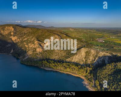 Vue aérienne du réservoir de Sant Llorenç de Montgai et des environs de Camarasa et de la chaîne de montagnes du Mont-roig (Lleida, Catalogne, Espagne) Banque D'Images