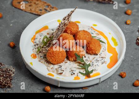 Croquettes de pommes de terre - purée de pommes de terre boulettes panées et frites, servies avec différentes sauces. Banque D'Images