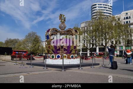 Londres, Royaume-Uni. 4th mai 2023. Une immense installation de couronne décore Marble Arch devant le couronnement du roi Charles III Credit: Vuk Valcic/Alamy Live News Banque D'Images