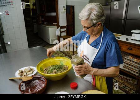 Preparando greixonera de porc, (cassolette de cerdo o de los ultimos dias), Algaida, Mallorca, Islas Baleares, Espagne, europa Banque D'Images