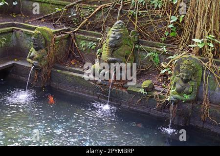 La divinité se dénombre comme gargouilles, Temple de la Source Sainte, Forêt des singes, Ubud, Bali, Indonésie, Temple du Saint-Printemps Banque D'Images