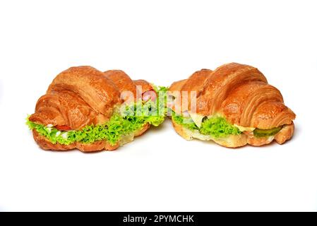 Croissants sandwich avec feuilles de laitue bacon et sauces sur fond blanc Banque D'Images