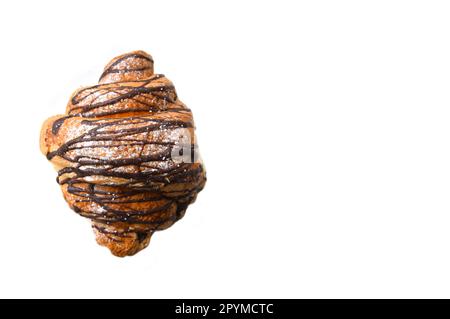 Croissant versé avec du chocolat sur fond blanc isolé. Cuisine française avec vue sur le dessus Banque D'Images