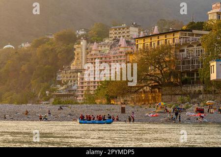 Rishikesh, Uttarakhand, Inde - 28.03.2023: Rafting sur le Gange. Plusieurs bateaux de rafting gonflables avec des personnes flottent sur la rivière. Rishikesh est une ville célèbre de yoga. Photo de haute qualité Banque D'Images