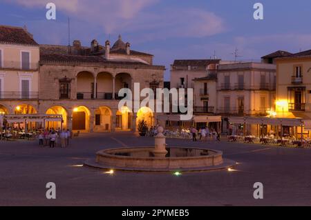 Trujillo, place principale au crépuscule, Plaza Mayor, province de Caceres, Estrémadure, Espagne Banque D'Images