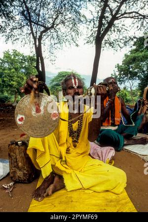 Un Saddhu battant et soufflant une coquille de conch à Kellithurai près de Mettupalayam, Tamil Nadu, Inde du Sud, Inde, Asie Banque D'Images