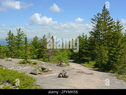 Parc national Acadia, Maine, États-Unis. Bates cairn fait de granit rose trace le long de Cadillac Mountain Banque D'Images