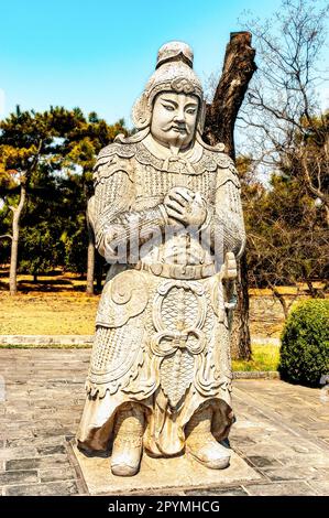 La sculpture d'un général en armure sculptée à partir d'un bloc solide de pierre, le long de la voie Sacrée qui s'étend sur 7 kilomètres à travers les tombes de Ming Banque D'Images