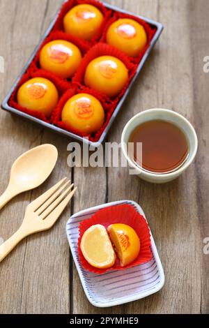 Pâtisserie chinoise sur le plat et ont l'alphabet chinois qui signifie bonne chance et bonne santé sont sur le dessert. Banque D'Images