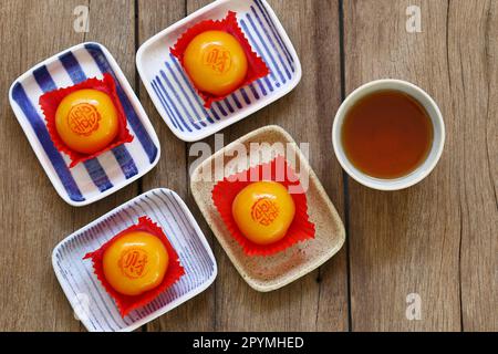 Pâtisserie chinoise sur le plat et ont l'alphabet chinois qui signifie bonne chance et bonne santé sont sur le dessert. Banque D'Images