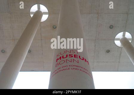 Vue rapprochée d'un pilier en béton situé en face du musée d'art de Bonn, en Allemagne, prise d'un point de vue à angle bas Banque D'Images