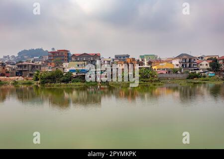 Journée passée à Antananarivo, dures réalités de la pauvreté, avec vue sur le lac Marais Masai et un immeuble résidentiel en arrière-plan. Madagascar Banque D'Images