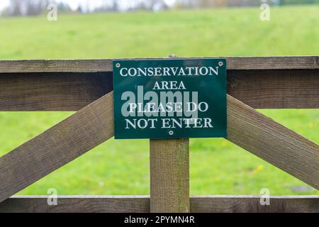 Zone de conservation, veuillez ne pas entrer dans le panneau sur une porte en bois. Banque D'Images