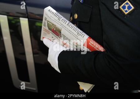 Roeselare, Belgique. 04th mai 2023. L'illustration montre une personne tenant un journal qui lit 'Koning en Koningin' lors d'une visite royale aux étages éditoriaux et à la maison d'impression du groupe multimédia international Roularta, lors d'une visite royale dans la province de Flandre Occidentale, à Roeselare, le jeudi 04 mai 2023. BELGA PHOTO KURT DESPLENTER crédit: Belga News Agency/Alay Live News Banque D'Images