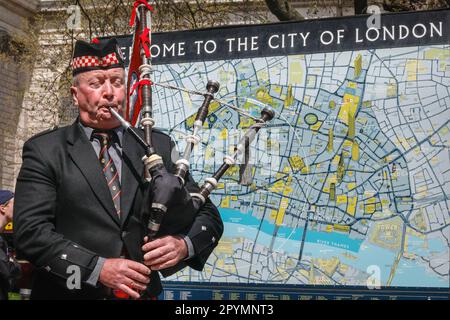 Londres, Royaume-Uni. 04th mai 2023. Des représentants du syndicat des pompiers et du Memorial Trust, ainsi que des pompiers du quartier général des pompiers et de la station de la rue Union, observent une minute de silence et posent des couronnes au Monument commémoratif des pompiers près de la cathédrale Saint-Paul, à 4 mai, le jour du souvenir des pompiers. Cette journée est en souvenir de tous les pompiers et travailleurs des services d'incendie et de sauvetage du monde entier qui ont pu être blessés ou avoir perdu la vie. Credit: Imagetraceur/Alamy Live News Banque D'Images