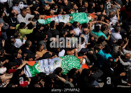 4 mai 2023 : Cisjordanie, Palestine. 04 mai 2023. Les boureurs portent le corps de trois Palestiniens tués par les forces israéliennes lors d'un raid dans la ville de Naplouse, en Cisjordanie, jeudi matin. Les Palestiniens Hassan Qatnani, Moaz al-Masri et Ibrahim Jabr ont été tués par des munitions israéliennes réelles alors que l'armée et les unités sous couvert israéliens ont attaqué la vieille ville de Naplouse. Selon les renseignements israéliens, les hommes palestiniens ont été responsables d'une fusillade sur 7 avril, visant une voiture de colons au nord de Jéricho dans laquelle deux sœurs de colons sont mortes et leur mère est décédée plus tard de ses blessures (Credit image: © MOH Banque D'Images