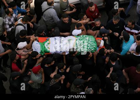 4 mai 2023 : Cisjordanie, Palestine. 04 mai 2023. Les boureurs portent le corps de trois Palestiniens tués par les forces israéliennes lors d'un raid dans la ville de Naplouse, en Cisjordanie, jeudi matin. Les Palestiniens Hassan Qatnani, Moaz al-Masri et Ibrahim Jabr ont été tués par des munitions israéliennes réelles alors que l'armée et les unités sous couvert israéliens ont attaqué la vieille ville de Naplouse. Selon les renseignements israéliens, les hommes palestiniens ont été responsables d'une fusillade sur 7 avril, visant une voiture de colons au nord de Jéricho dans laquelle deux sœurs de colons sont mortes et leur mère est décédée plus tard de ses blessures (Credit image: © MOH Banque D'Images