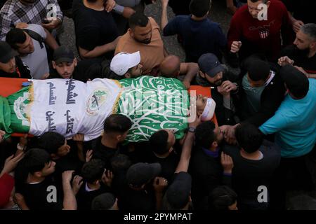 4 mai 2023 : Cisjordanie, Palestine. 04 mai 2023. Les boureurs portent le corps de trois Palestiniens tués par les forces israéliennes lors d'un raid dans la ville de Naplouse, en Cisjordanie, jeudi matin. Les Palestiniens Hassan Qatnani, Moaz al-Masri et Ibrahim Jabr ont été tués par des munitions israéliennes réelles alors que l'armée et les unités sous couvert israéliens ont attaqué la vieille ville de Naplouse. Selon les renseignements israéliens, les hommes palestiniens ont été responsables d'une fusillade sur 7 avril, visant une voiture de colons au nord de Jéricho dans laquelle deux sœurs de colons sont mortes et leur mère est décédée plus tard de ses blessures (Credit image: © MOH Banque D'Images