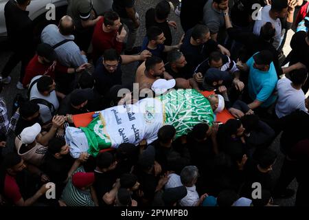 4 mai 2023 : Cisjordanie, Palestine. 04 mai 2023. Les boureurs portent le corps de trois Palestiniens tués par les forces israéliennes lors d'un raid dans la ville de Naplouse, en Cisjordanie, jeudi matin. Les Palestiniens Hassan Qatnani, Moaz al-Masri et Ibrahim Jabr ont été tués par des munitions israéliennes réelles alors que l'armée et les unités sous couvert israéliens ont attaqué la vieille ville de Naplouse. Selon les renseignements israéliens, les hommes palestiniens ont été responsables d'une fusillade sur 7 avril, visant une voiture de colons au nord de Jéricho dans laquelle deux sœurs de colons sont mortes et leur mère est décédée plus tard de ses blessures (Credit image: © MOH Banque D'Images