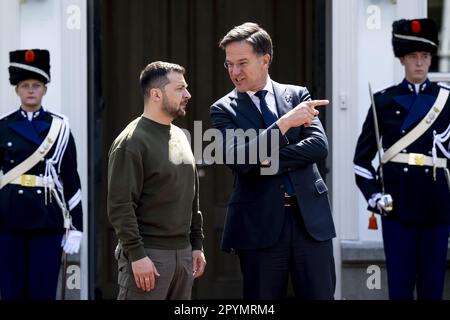 La Haye, pays-Bas. 04th mai 2023. Volodymyr Zelensky, président de l'Ukraine, et Mark Rutte, Premier ministre des pays-Bas, ont photographié lors d'une réunion concernant la situation en Ukraine et le soutien européen au pays, à la Haye, aux pays-Bas, le jeudi 04 mai 2023. Il y a plus d'un an, la Russie a commencé une invasion et une guerre en Ukraine. BELGA PHOTO DIRK WAEM crédit: Belga News Agency/Alay Live News Banque D'Images