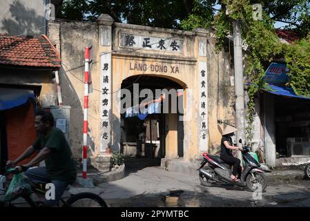 Ha Noi, Vietnam. La porte du village est une œuvre architecturale ancienne spéciale du Vietnam. Aujourd'hui, la porte du village n'est pas très due Banque D'Images